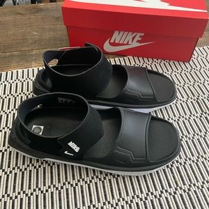 NIKE | Playscape Sandals Sz 7Y or 8.5W